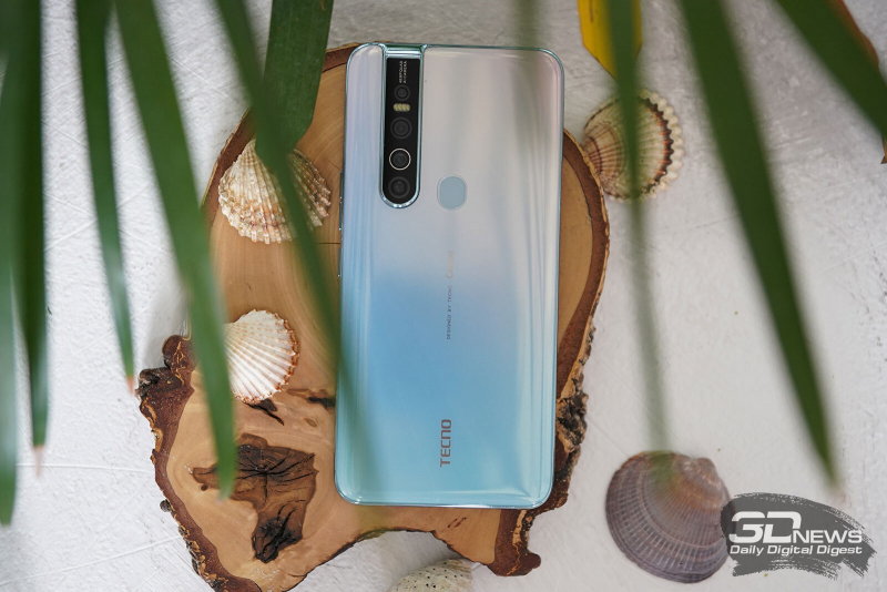 Tecno Camon 15 Pro, задняя панель: в углу — крупная вытянутая панель с четырьмя камерами и светодиодной вспышкой, по центру — сканер отпечатков пальцев