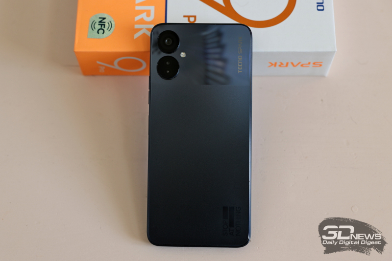  TECNO Spark 9 Pro, задняя панель: в левом верхнем углу — два блока с тремя камерами, рядом с ними — двойная светодиодная вспышка 