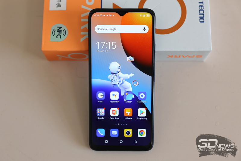  TECNO Spark 9 Pro, лицевая панель: в вырезе в верхней части экрана — фронтальная камера, над ней — разговорный динамик и светодиодная вспышка 